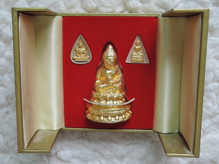 พระกริ่งโชคมงคลวัดบวรนิเวศวิหาร สูง3นิ้ว มีองคืพระครบชุด พร้อมกล่องเดิมกล่องเดิมๆ