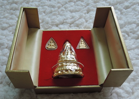 พระกริ่งโชคมงคลวัดบวรนิเวศวิหาร สูง3นิ้ว มีองคืพระครบชุด พร้อมกล่องเดิมกล่องเดิมๆ