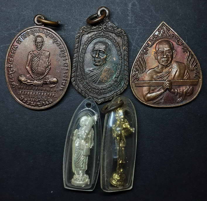 30 บาบ โล๊ะแผงครับกับพระเหรียญ 3 รูปหล่อ 2 ถูกๆครับเชิญครับ 