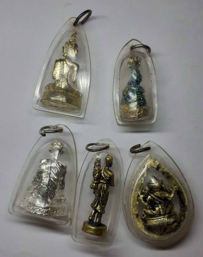 40 บาท รูปหล่อเลี่ยมกรอบพลาสติกกันน้ำอย่งดี ๕ องค์ 40 ถูกมากครับเชิญ BOX 1