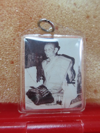 รูปถ่ายหลวงพ่อกวยประกบ 2 หน้า หลังยันต์แปดทิศ เป็นรูปพิธีปลุกเสกที่วัดท่าทอง