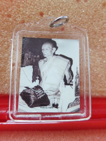 รูปถ่ายหลวงพ่อกวยประกบ 2 หน้า หลังยันต์แปดทิศ เป็นรูปพิธีปลุกเสกที่วัดท่าทอง