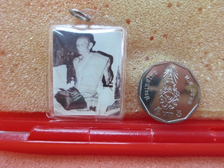 รูปถ่ายหลวงพ่อกวยประกบ 2 หน้า หลังยันต์แปดทิศ เป็นรูปพิธีปลุกเสกที่วัดท่าทอง