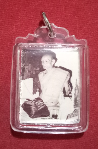 รูปถ่ายหลวงพ่อกวยประกบ 2 หน้า หลังยันต์แปดทิศ เป็นรูปพิธีปลุกเสกที่วัดท่าทอง