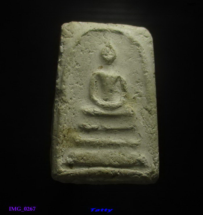 สมเด็จไม่ทราบที่ เนื้อสวยดี ด้านหลังมีตราประทับหนังสือ แต่อ่านไม่รู้เรื่อง