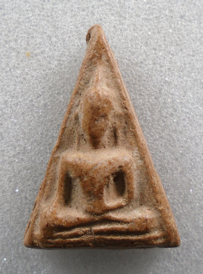 20บาท...พระนางพญา หลังยันต์ เนื้อดิน ไม่ทราบที่ ///G789