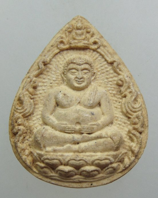 ๒๐ พระสังกัจจายน์ เนื้อผง หลังอัฐบริขาร