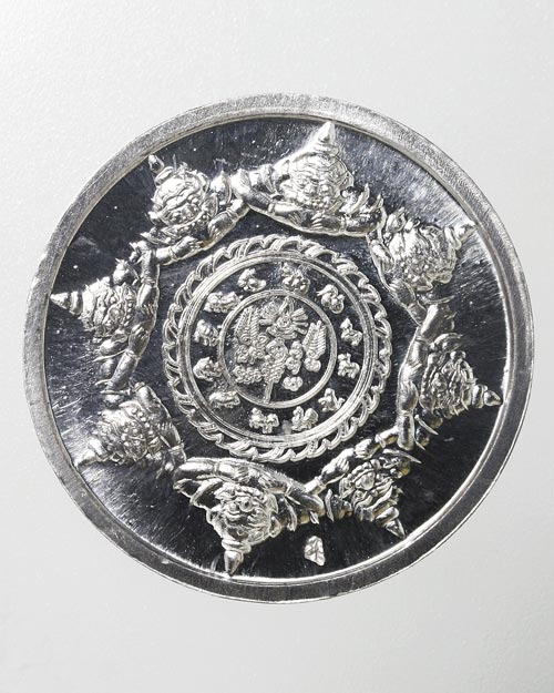 เหรียญปิดตาพังพะกาฬ รุ่นขุมทรัพย์ 2549 เนื้อชินตะกั่ว ขนาด 2.7 CM. หลวงหนุ่ย วัดคอหงส์ เจ้าพิธี