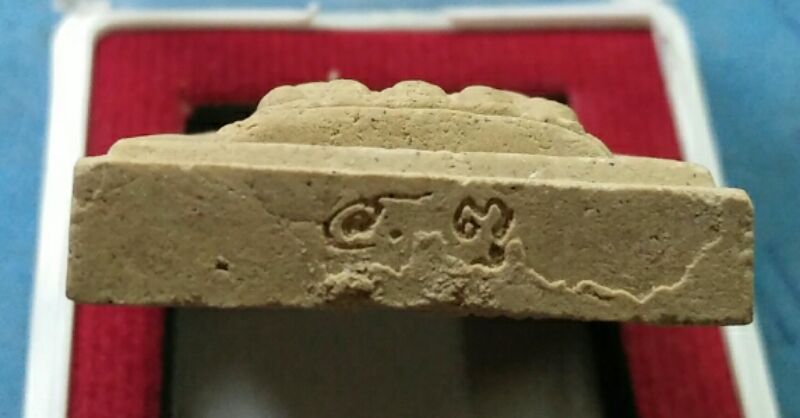 พระผงกริ่งชินบัญชรผงเก่าหลวงปู่ทิม กฐิน56 หลวงพ่อสิน วัดละหารใหญ่สวยๆพร้อมกล่องครับ