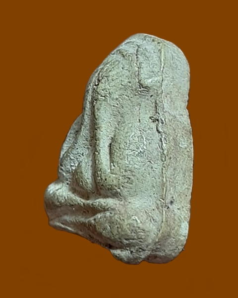 พระปิดตาหลวงพ่อสุด วัดกาหลง สมุทรสาคร หลังแบบฐานเตี้ย เนื้อสีขาวพิกุล สร้างปี.2514-2515 