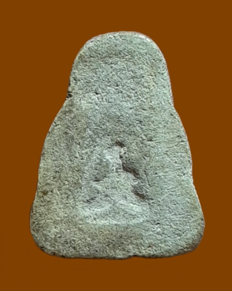 พระปิดตาหลวงพ่อสุด วัดกาหลง สมุทรสาคร หลังแบบฐานเตี้ย เนื้อสีขาวพิกุล สร้างปี.2514-2515 