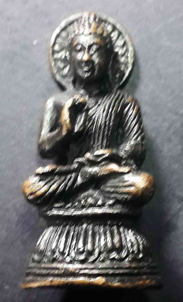 20 บาท  รูปหล่อพระพุทธนั่งประทานพร เชิญครับไม่แพง ภาพแรกไม่ชัดเนื่องจากมือสั่น หิวเหล้าครับ  ใครจะพา