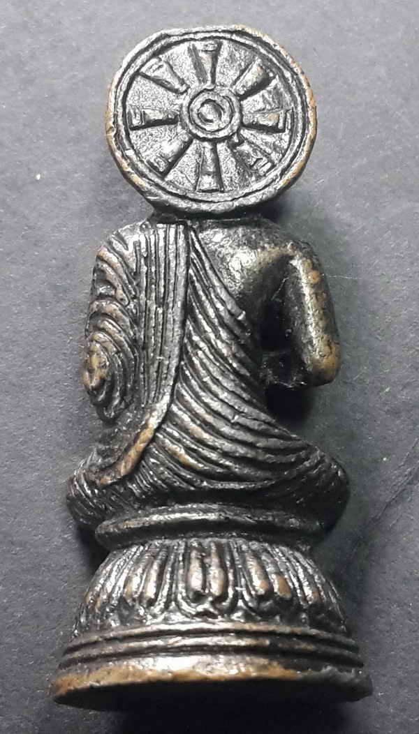 20 บาท  รูปหล่อพระพุทธนั่งประทานพร เชิญครับไม่แพง ภาพแรกไม่ชัดเนื่องจากมือสั่น หิวเหล้าครับ  ใครจะพา