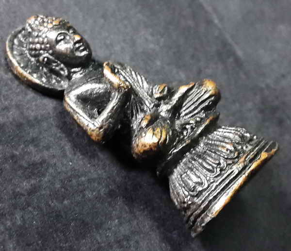 20 บาท  รูปหล่อพระพุทธนั่งประทานพร เชิญครับไม่แพง ภาพแรกไม่ชัดเนื่องจากมือสั่น หิวเหล้าครับ  ใครจะพา