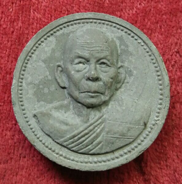 พระผงจันทร์ลอยหลวงปู่เริ่ม รุ่น บารมี๙๑ สวยๆครับ
