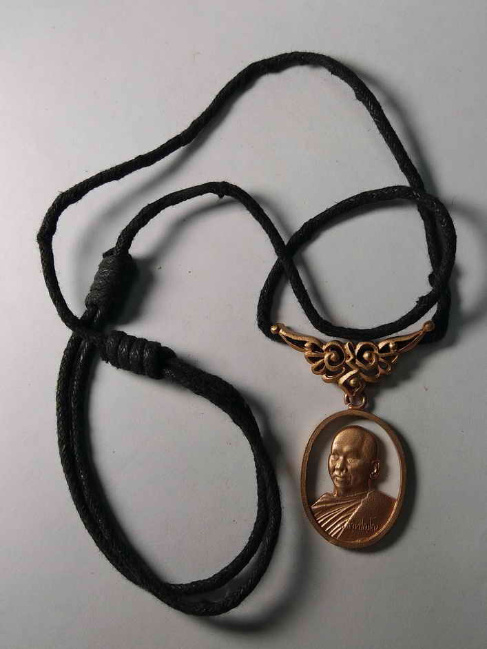 100 บาท เหรียญรุ่นแรกท่านเจ้าคุณอลงกต วัดพระบาทน้ำพุ เป็นเหรียญฉลุรุ่นแรกของท่าน มาพร้อมสร้อยคอครับ 