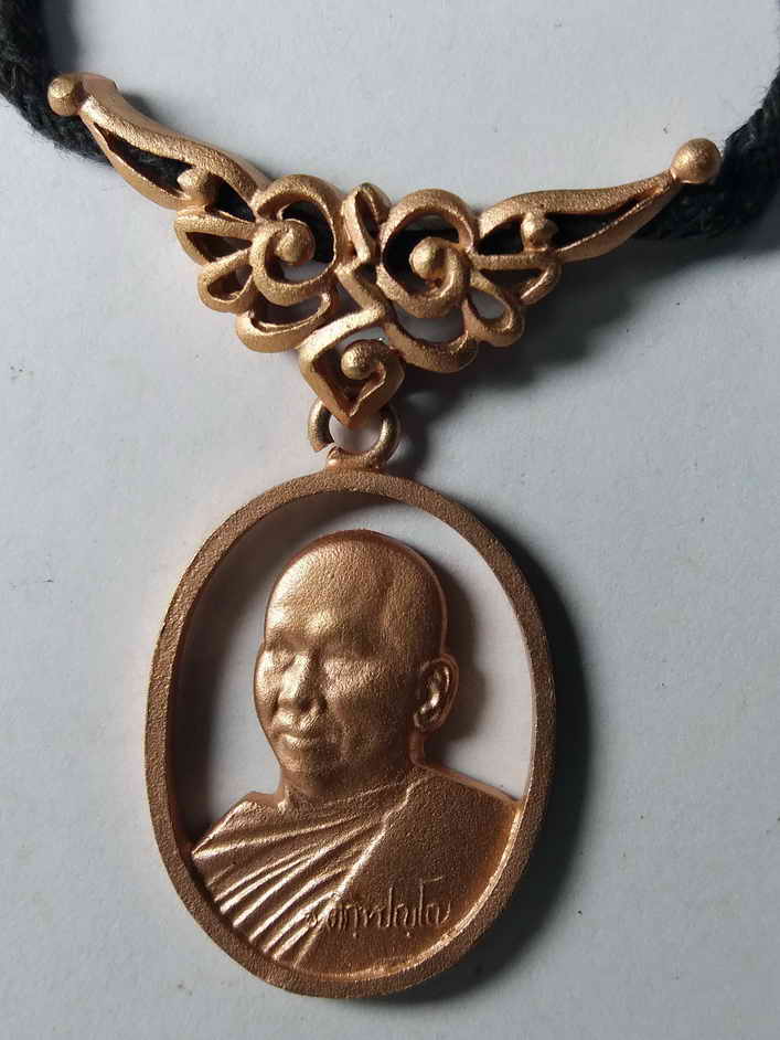 100 บาท เหรียญรุ่นแรกท่านเจ้าคุณอลงกต วัดพระบาทน้ำพุ เป็นเหรียญฉลุรุ่นแรกของท่าน มาพร้อมสร้อยคอครับ 