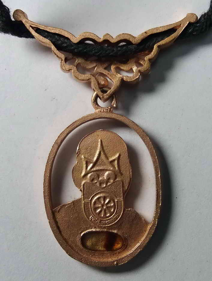 100 บาท เหรียญรุ่นแรกท่านเจ้าคุณอลงกต วัดพระบาทน้ำพุ เป็นเหรียญฉลุรุ่นแรกของท่าน มาพร้อมสร้อยคอครับ 