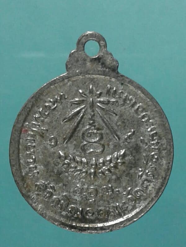 เหรียญกลมเล็กหลวงปู่แหวน กะไหล่เงิน   เคาะเดียวครับ