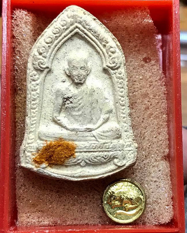 พระผง 6 รอบ ติดจีวร พร้อมเหรียญหนู (หลวงพ่อเกษม เขมโก) ปี 2526 มีโค้ดใต้ฐาน