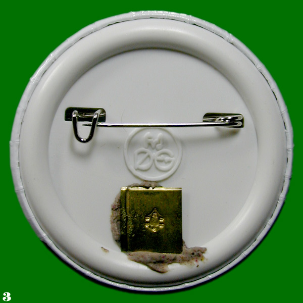 เข็มกลัดขนาด๔.๔ซม.อุดโค้ดนะเศรษฐี.........เคาะเดียวแดง