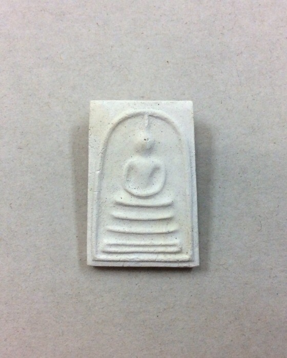 สมเด็จบางขุนพรหม แช่น้ำมนต์ พิมพ์เส้นด้าย ปี39 รุ่นฉลองสิริราชสมบัติครบ50ปี ร.9 มีโค๊ด กล่องเดิม