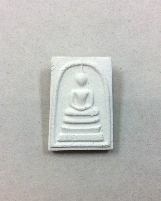 สมเด็จบางขุนพรหม แช่น้ำมนต์ พิมพ์ใหญ่ ปี39 รุ่นฉลองสิริราชสมบัติครบ50ปี ร.9 มีโค๊ด กล่องเดิม 