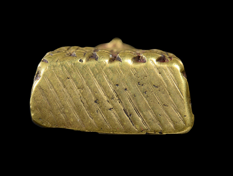 หลวงปู่ทวด หลังเตารีด เนื้อทองทิพย์ขัดยาแดง พิมพ์กลาง รุ่นสร้างโรงพยาบาลโคกโพธิ์ ปี 2539 สวยครับ หาย