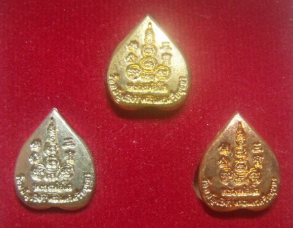 **วัดใจ**ชุดเหรียญหลวงพ่อโต วัดพนัญเชิง อยุธยา (กะไหล่เงิน ทอง นาค)**สวยๆ พร้อมกล่องเดิม