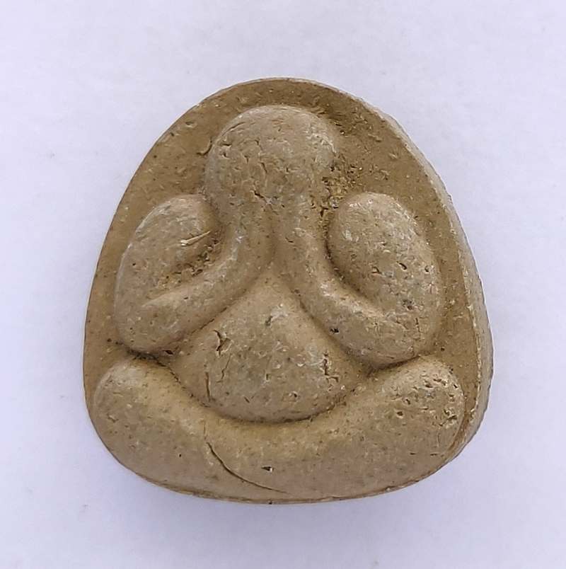 พระผงปิดตาหลวงพ่อเกลี้ยง วัดเนินสุทธาวาส จ.ชลบุรี หลังหนุมาน