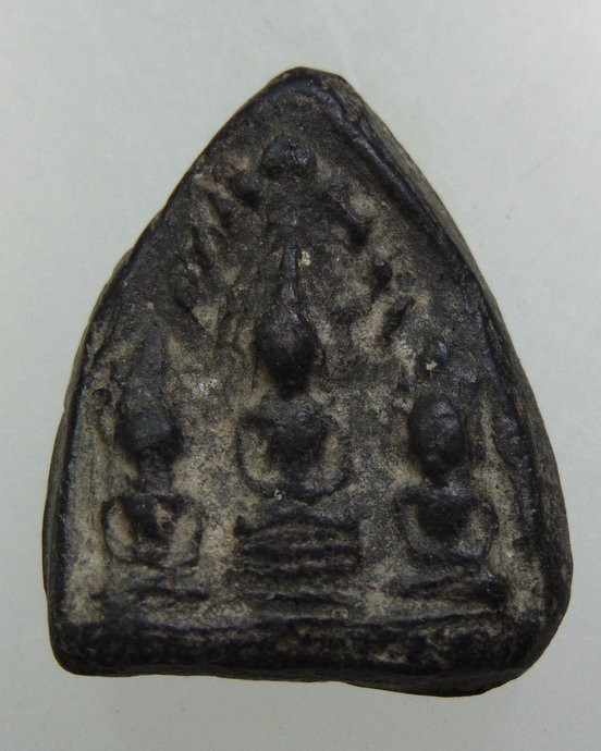 ๒๐ พระสามเนื้อดิน