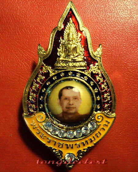 ล็อกเก็ตหลวงพ่อฤาษีลิงดำ วัดท่าซุง กะไหล่ทองลงยาประดับเพชร สวยมากค่ะ