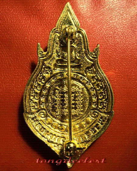 ล็อกเก็ตหลวงพ่อฤาษีลิงดำ วัดท่าซุง กะไหล่ทองลงยาประดับเพชร สวยมากค่ะ