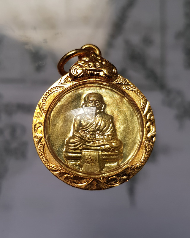 เหรียญหลวงปู่ทวด-หลวงพ่อโสธร เนื้อทองฝาบาตร พิมพ์ไร้ห่วง ปี53 วัดห้วยมงคล เลี่ยมกรอบทองไมครอน
