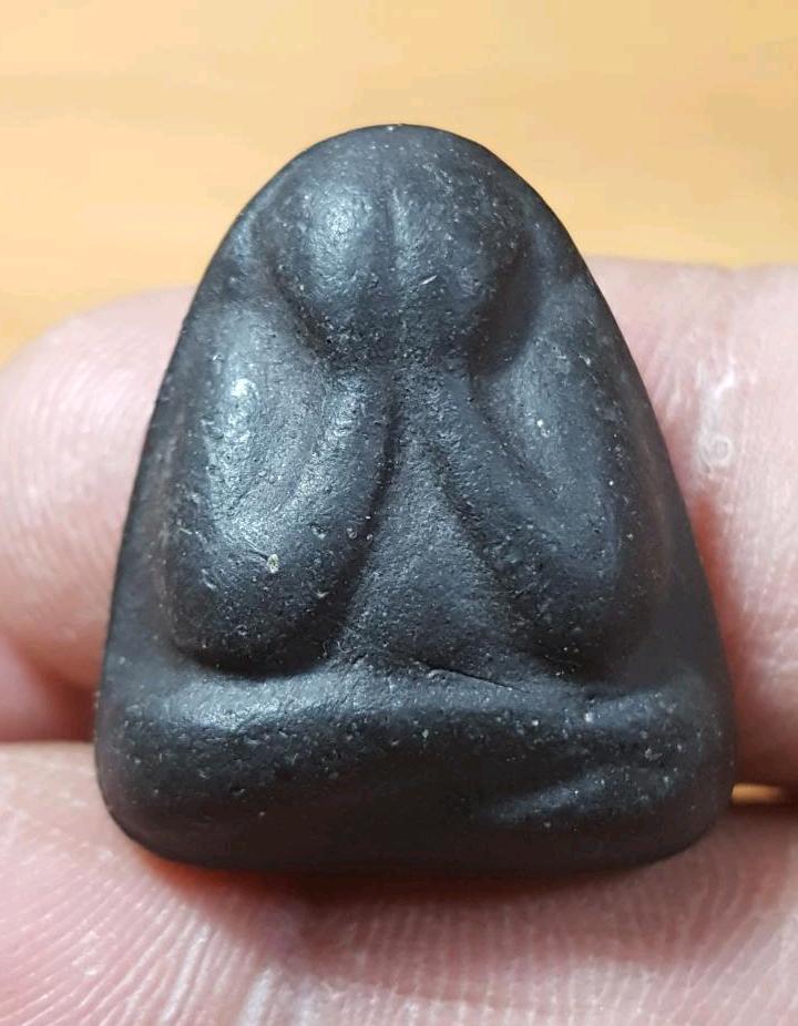 พระปิดตาเนื้อผงคลุกรักพิมพ์หลังแบบเจ้าคุณวิเชียร วัดเครือวัลย์ จ.ชลบุรี #ผงเก่าหลวงปู่แก้ว 