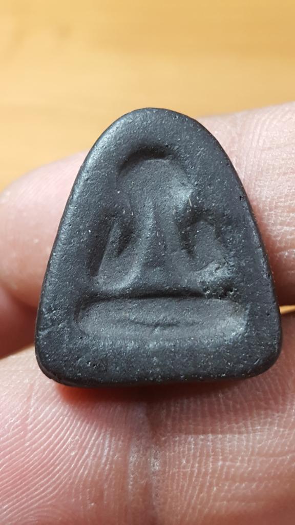 พระปิดตาเนื้อผงคลุกรักพิมพ์หลังแบบเจ้าคุณวิเชียร วัดเครือวัลย์ จ.ชลบุรี #ผงเก่าหลวงปู่แก้ว 