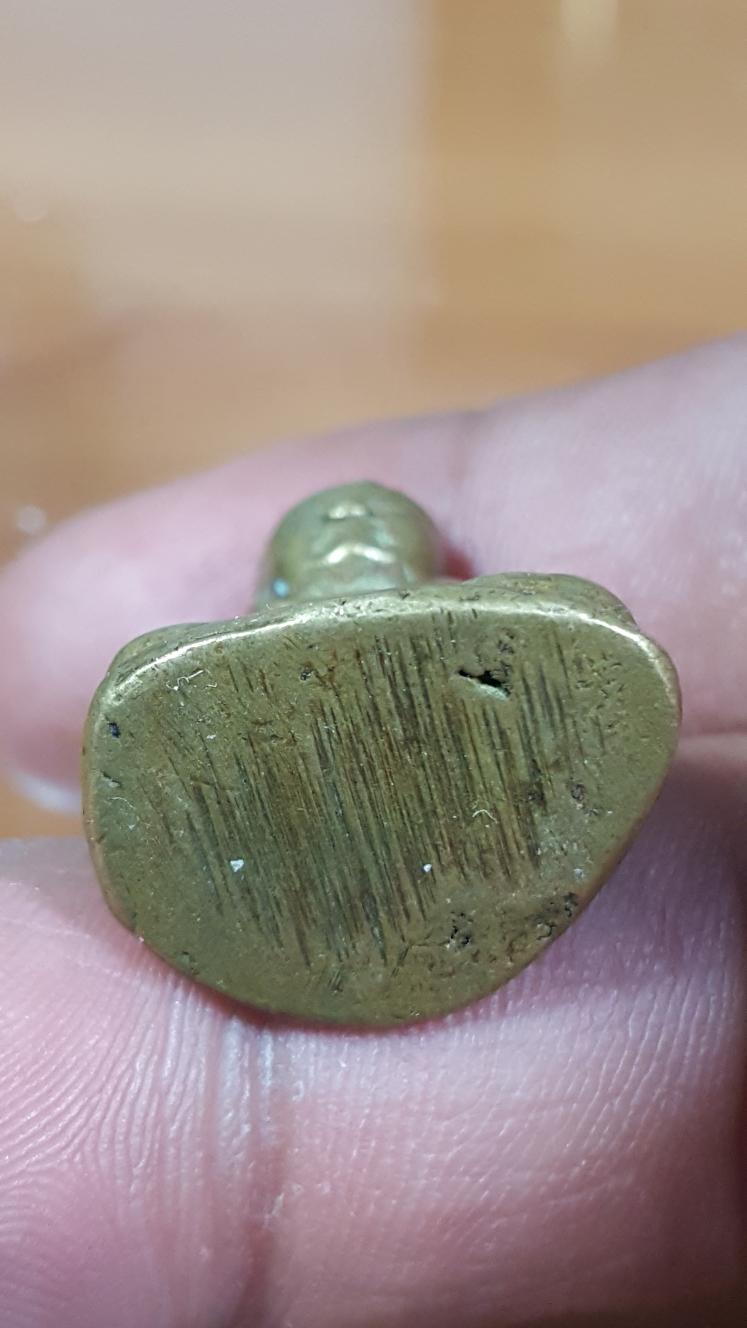 รูปหล่อเหมือนหลวงพ่อเงินหน้ายิ้ม เนื้อทองผสมไม่ทราบวัด