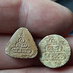 พระปิดตา เนื้อผง หลังยันต์ ไม่ทราบที่