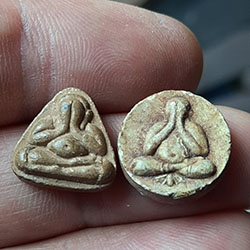 พระปิดตา เนื้อผง หลังยันต์ ไม่ทราบที่