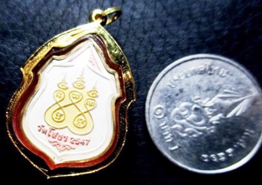  หลวงพ่อโสธร รุ่นดวงชะตาคู่ชีวิต ปี 2547 เนื้อเงิน ชุบ 3 K ผิวกระจก พร้อมเลี่ยมทองคำแท้ 