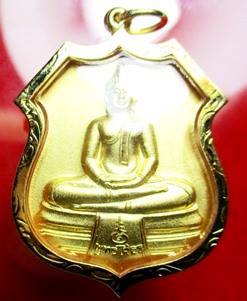 หลวงพ่อโสธร 3มิติ รุ่นทูลเกล้า พร้อมเลี่ยมทองคำแท้ เปอร์เซ็นทอง75%ครับ ปี44 โดยสมเด็จพระญานสังวร สมเ