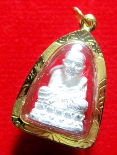 หลวงปู่ทวด เนื้อเงิน พร้อมเลี่ยมทอง พระหลวงพ่อทวด104ปี พร้อมเลี่ยมทองคำแท้ 