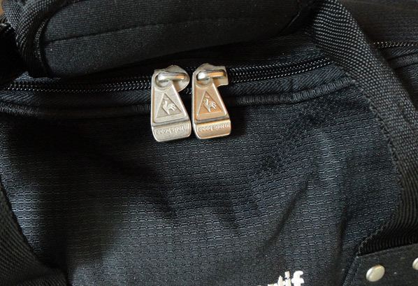 กระเป๋า Lecoq Sportif ของแท้ แบรนด์ตราไก่ สวยเฉียบ สีดำ มีช่องใส่เอนกประสงค์ด้านล่าง