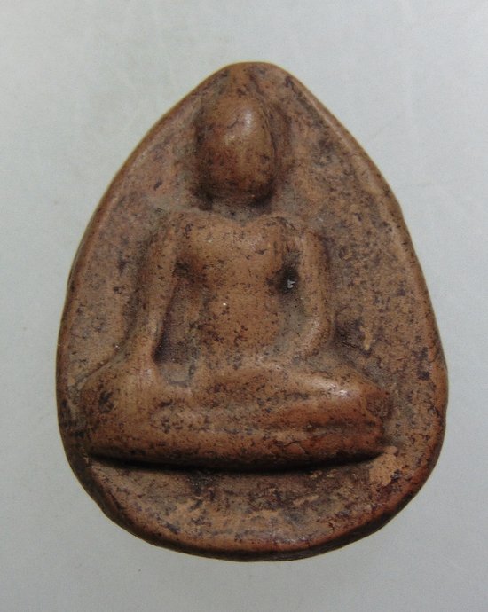 ๒๐ พระนางพญาเนื้อดิน