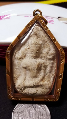 พระยอดขุนพล กรุวัดกุฎีทอง สวยเดิมพร้อมเลี่ยมทองหายากไม่ค่อยพบเห็นครับ