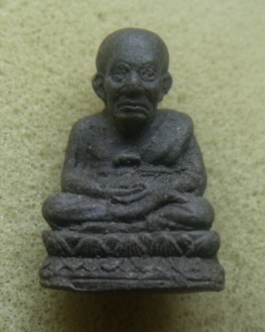 **วัดใจ**หลวงปู่ทวดเนื้อว่านลอยองค์ วัดสะบ้าย้อย ใต้ฐานฝังตะกรุด ประสบการณ์เครื่องบินตก**สวยๆ เชิญชม