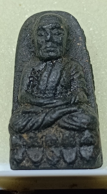 หลวงปู่ทวดปี 2524 พิมพ์พระรอดจัมโบ้