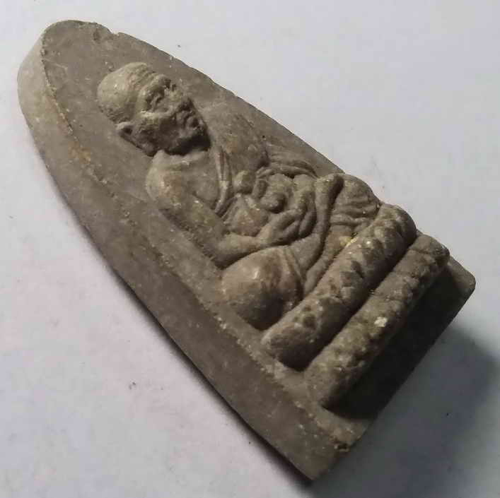 20 บาท หลวงปู่ทวดเนื้อผง รุ่นสร้างโบสถ์ ด้านหลังมีชื่อย่อวัด ว.ม. หลังตราพิธีกาญจนาภิเษกสร้างปี 2539