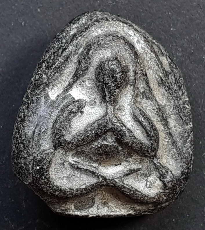 40 บาท พระปิดตาเนื้อดินไม่ทราบที่ครับน่าจะเป็นพระเกจินะครับพระอาจจะมีบิ่นบ้างนะครับเชิญครับ