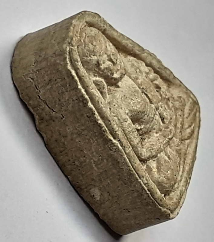 20 บาท หลวงพ่อเงินเนื้อผงรุ่นปลดหนี้ไม่ทราบออกวัดไหนครับ ขอลงกระดานนี้ครับ  BOX 4